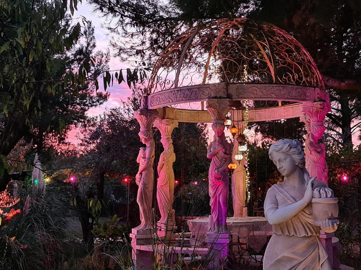 Refugio Madera Estilo Arabe Con Estatuas, Estanques Y Un Pequeno Zoo