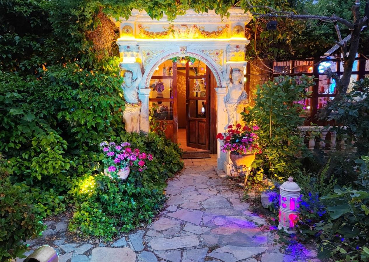 Refugio Madera Estilo Arabe Con Estatuas, Estanques Y Un Pequeno Zoo Casa rural