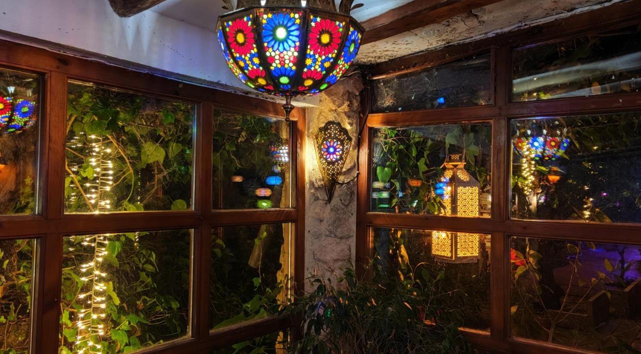 Refugio Madera Estilo Arabe Con Estatuas, Estanques Y Un Pequeno Zoo Country house Albacete