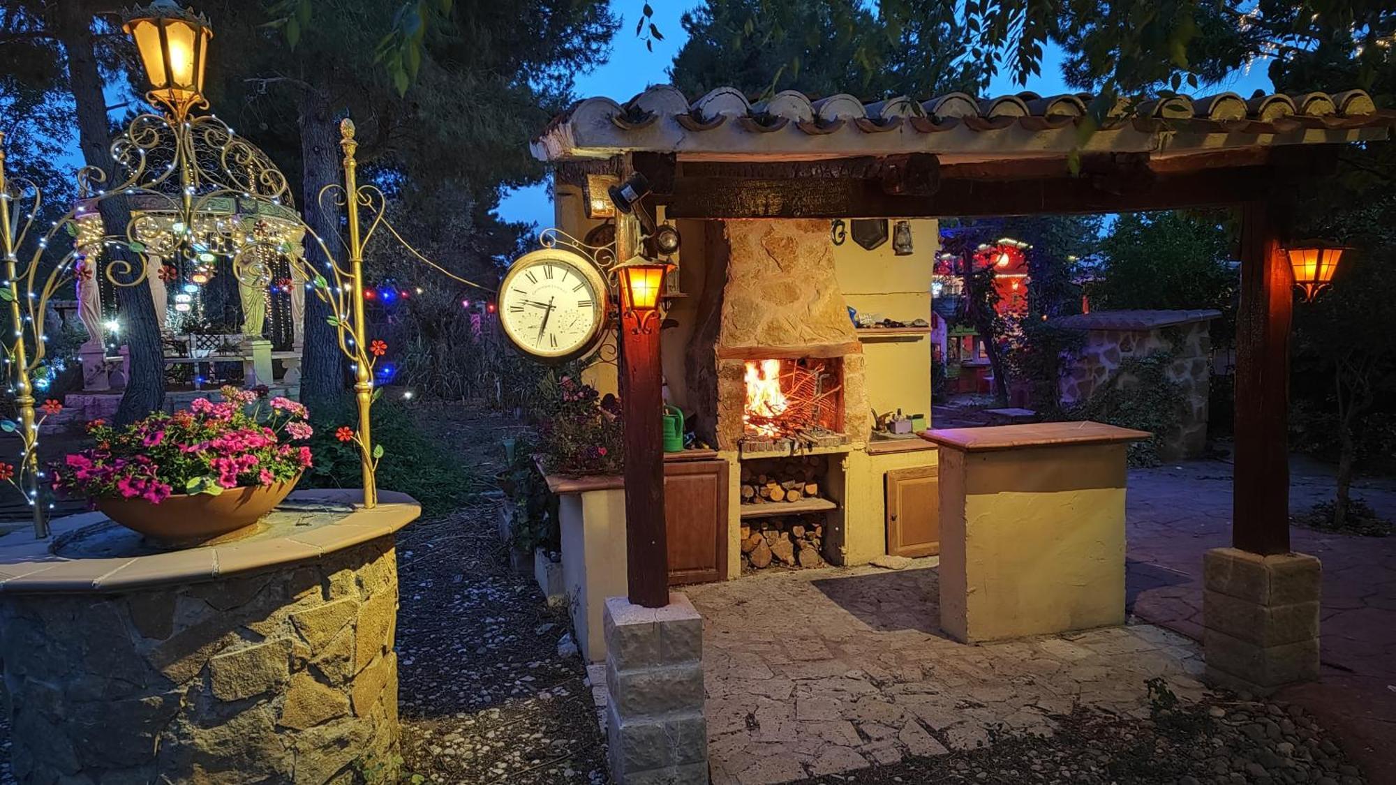 Country house Refugio Madera Estilo Arabe Con Estatuas, Estanques Y Un Pequeno Zoo *